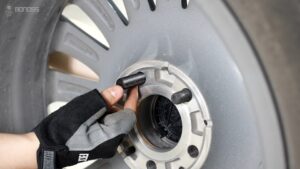 How to Install BONOSS Wheel Spacers on Mercedes-Benz E300-xu (5)