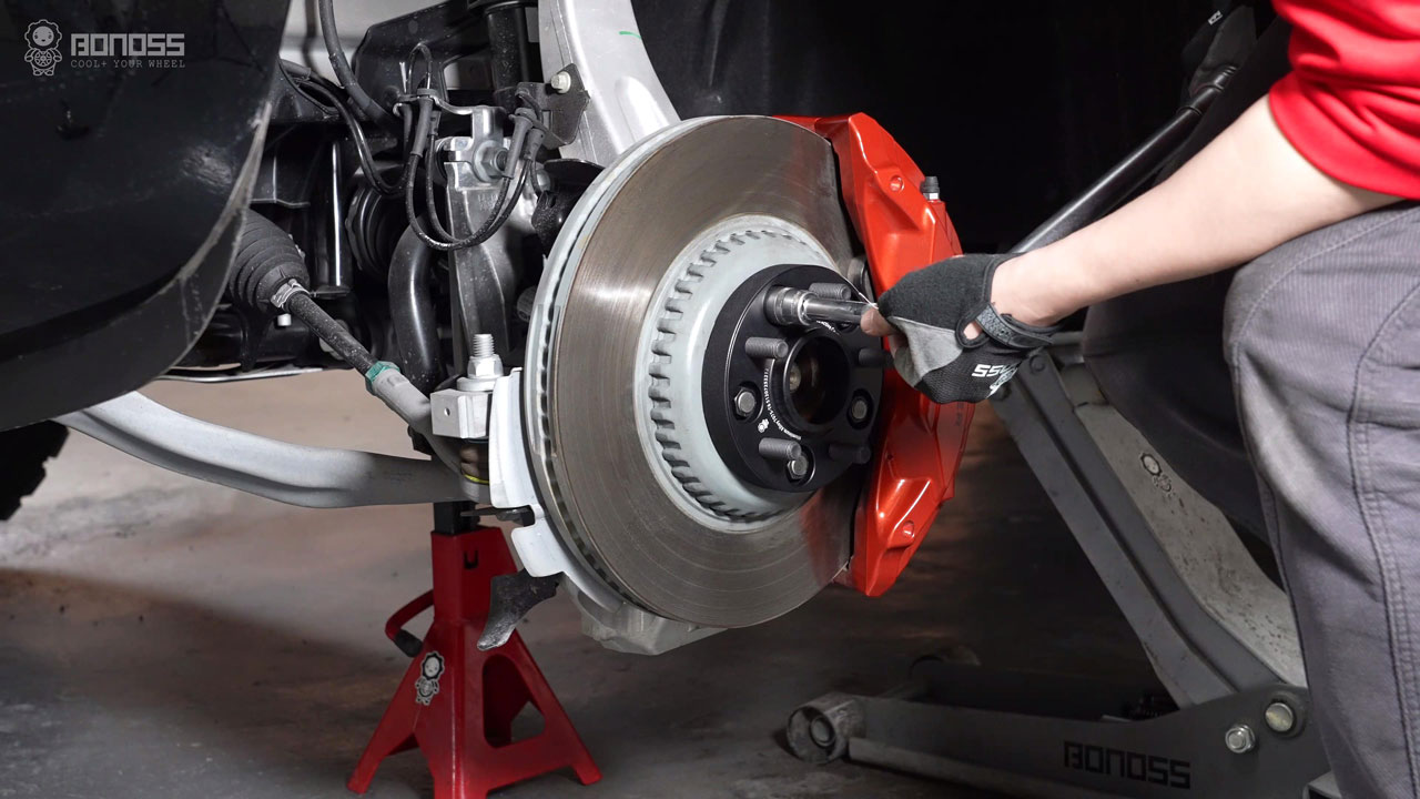 How Should 2023 Land Rover Defender Wheel Spacers Be Torqued?