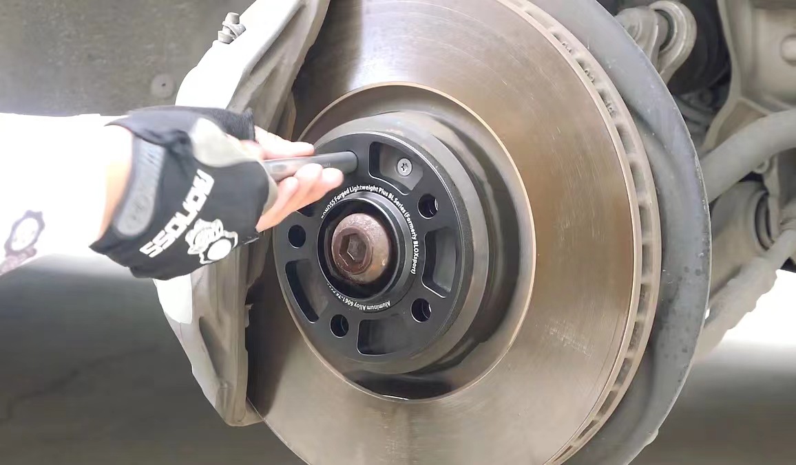 Can I drive with Audi R8 V10 wheel spacers like stock?