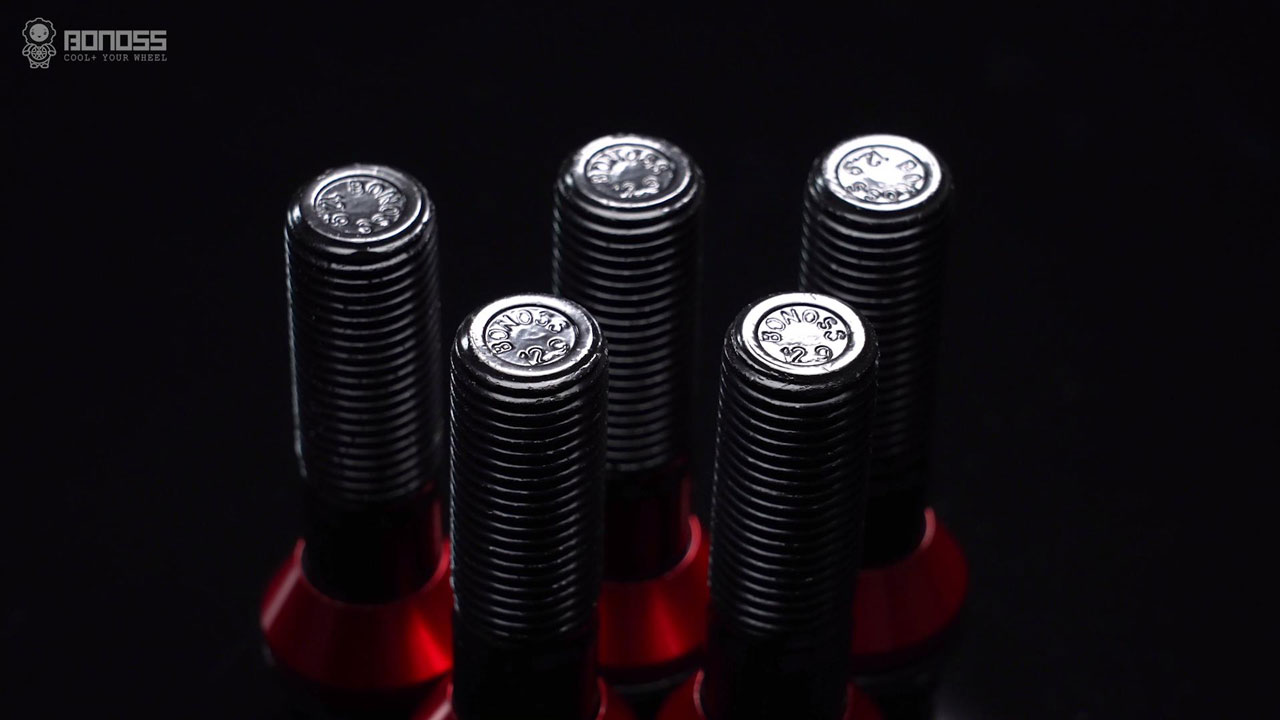 Do 2025 Range Rover Use Lug Bolts instead of Lug Nuts?