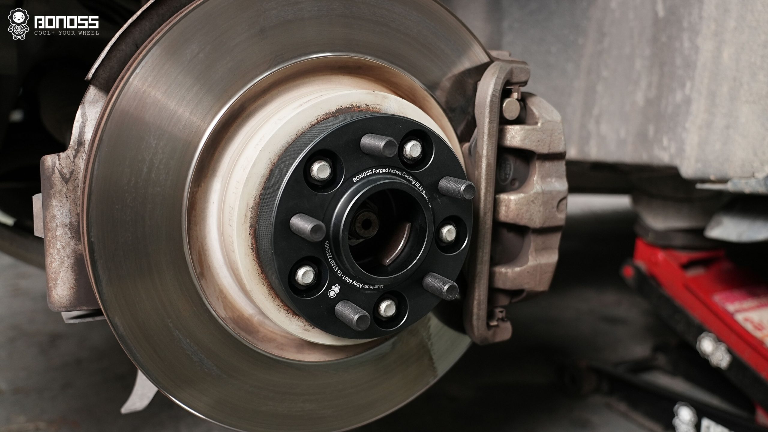 BONOSS Forged Active Cooling 2017 Land Rover Discovery 5 Wheel Spacers Front 30mm Rear 30mm Before and After (4)