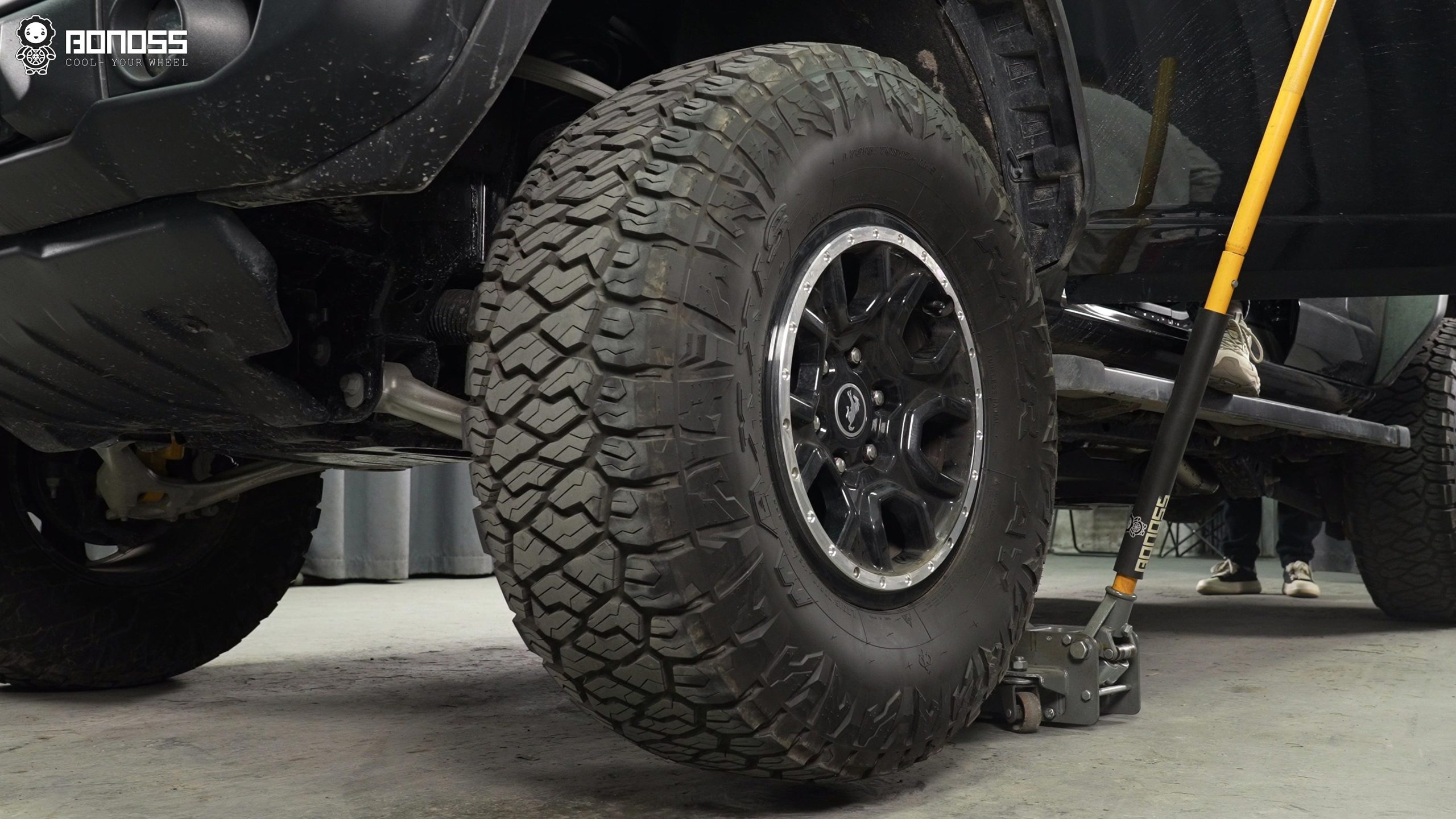BONOSS Forged Active Cooling Hubcentric Bronco Wheel Spacers Installation Steps (6) This is one of the front wheel of a Bronco car.