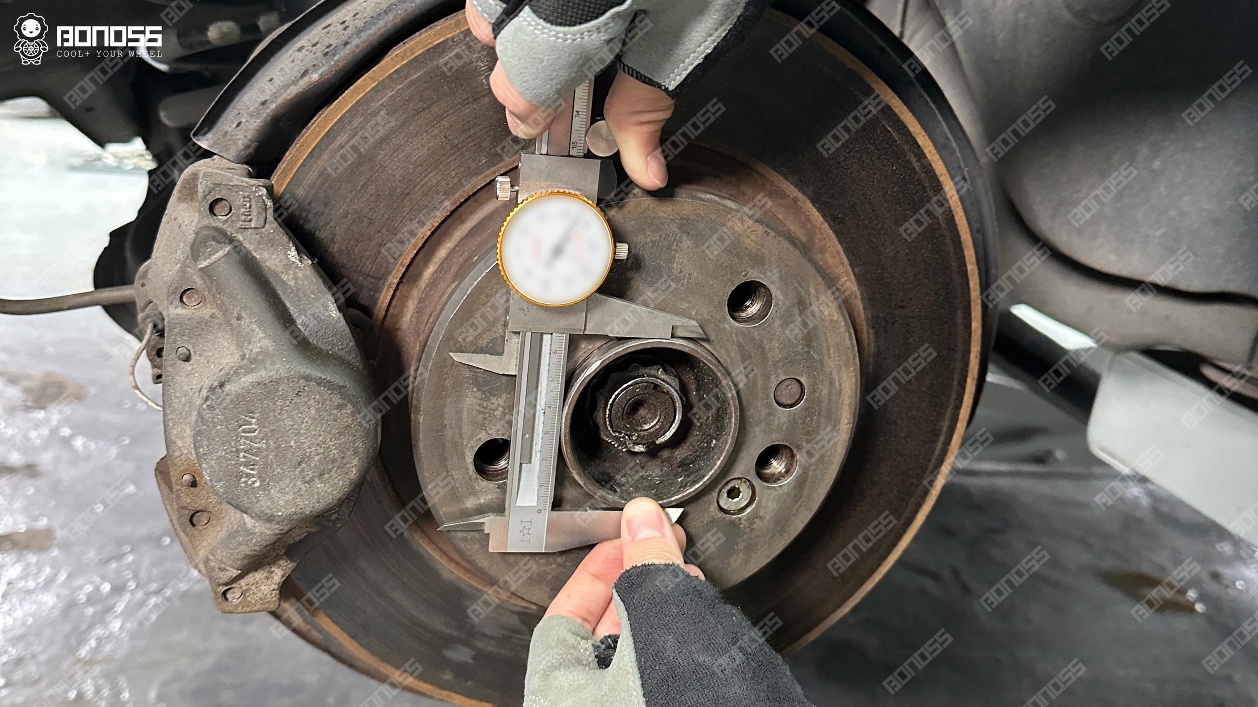 measuring-hub-center-bore-66-5mm-1996-cl500 Measuring the 66.5mm hub center bore on a 1996 Mercedes-Benz CL500