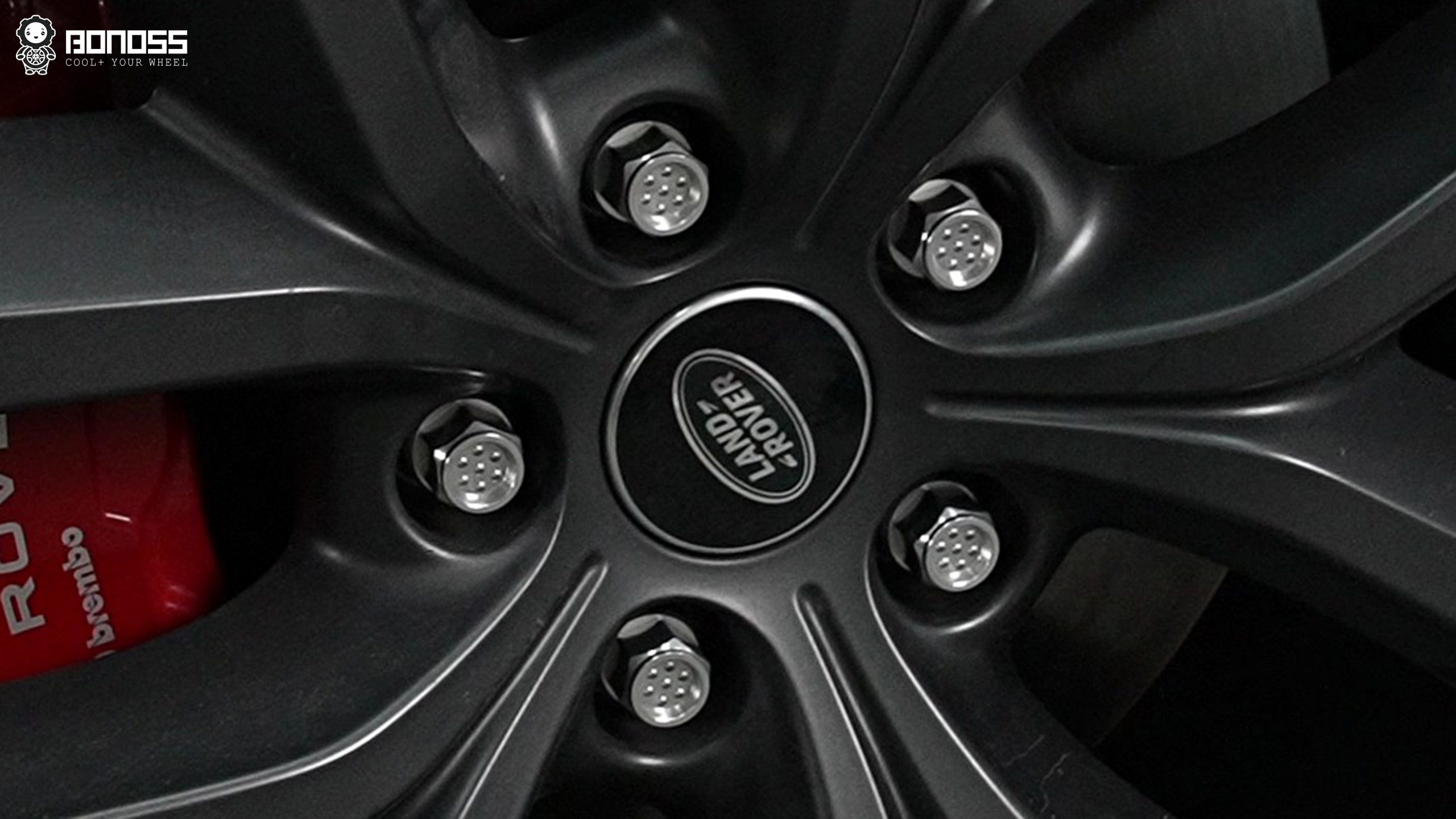 2026-range-rover-sport-wheel-bolts-metal-gray BONOSS 12.9 grade metal-gray shell wheel bolts fitted to 2026 Range Rover Sport wheels