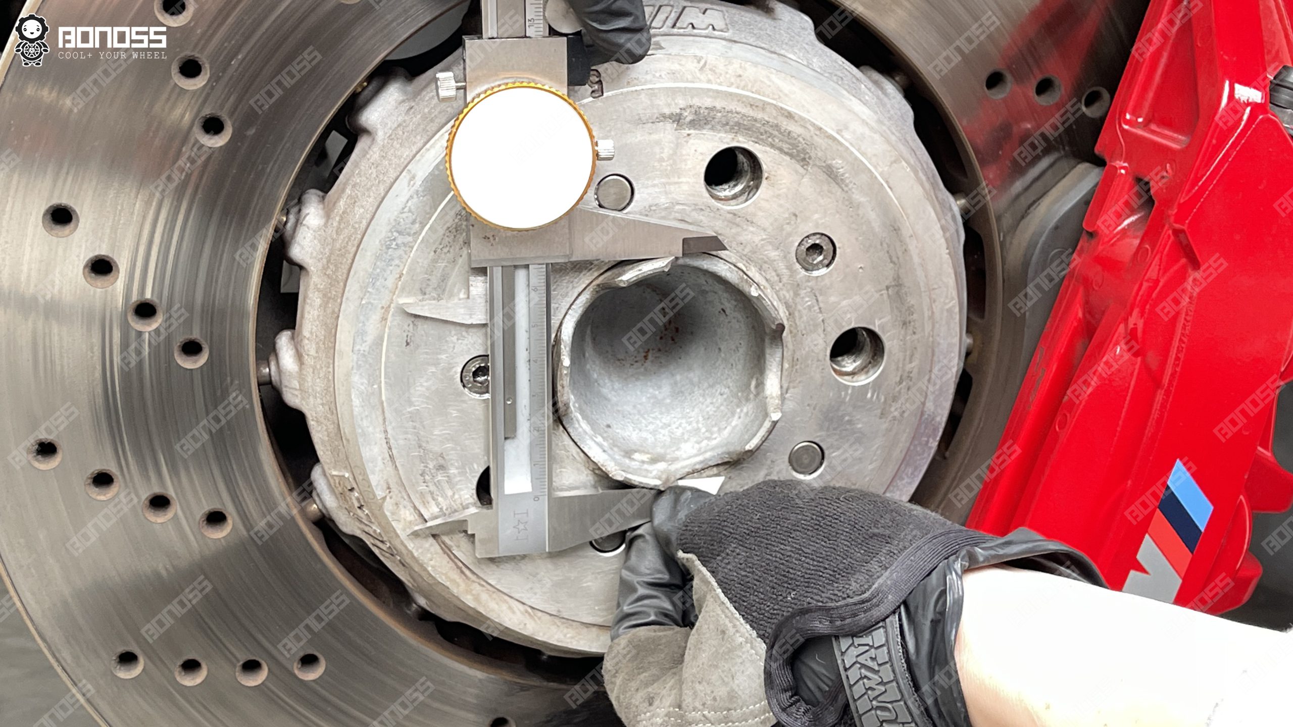 Measuring BMW M3 G80 hub center bore diameter with vernier caliper Measuring BMW M3 G80 hub center bore diameter with vernier caliper