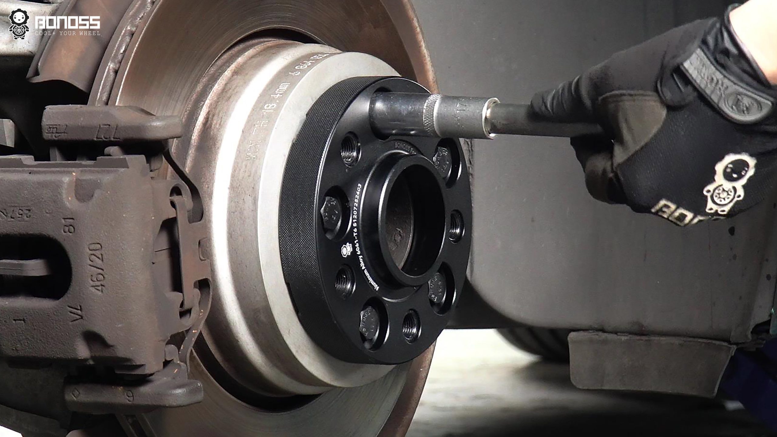bonoss-active-cooling-spacer-installed-hub-torque-wrench BONOSS active cooling wheel spacers installed on BMW E65 rear hub with torque wrench 140Nm