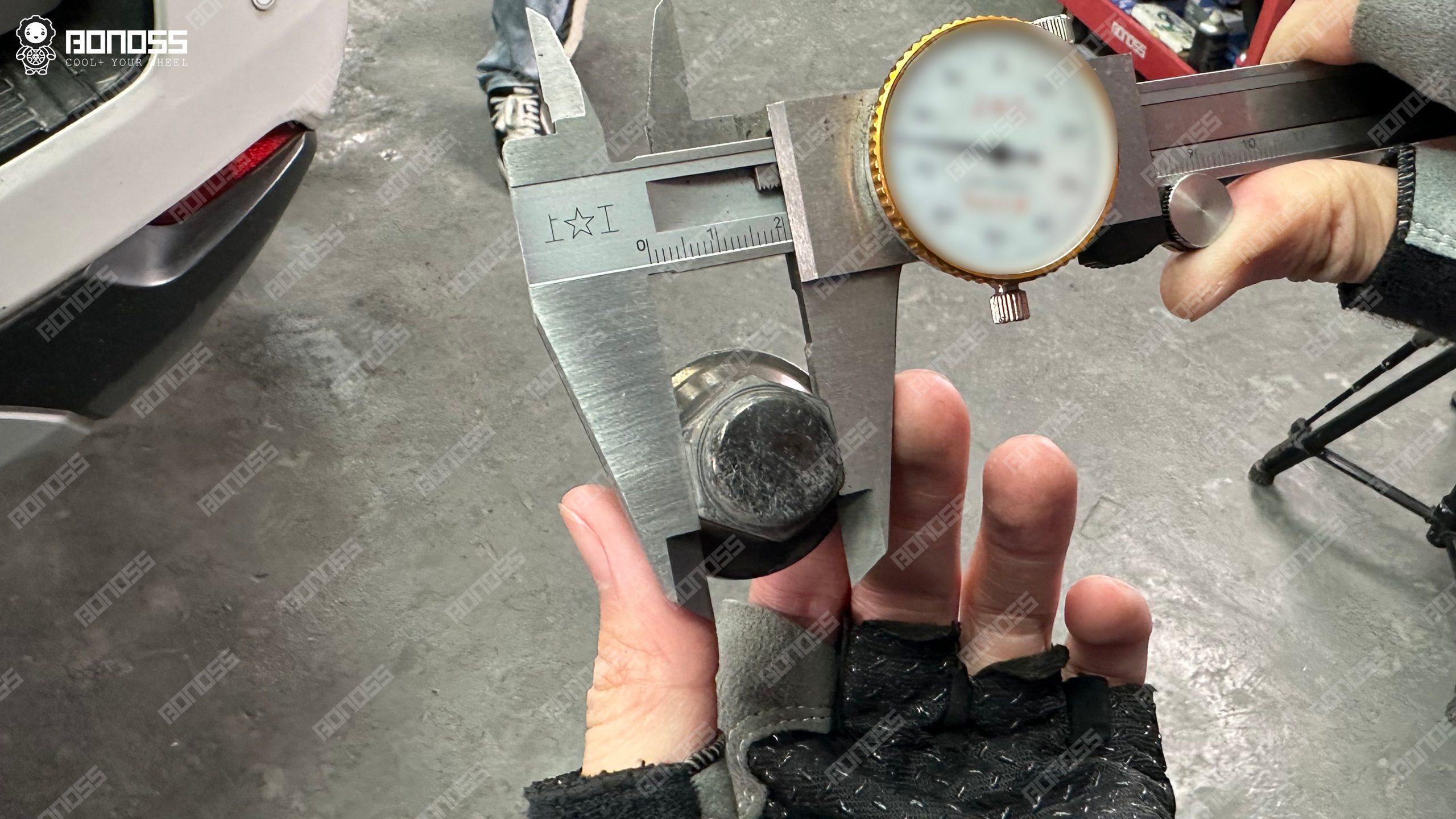 lc300-factory-lug-nut-21mm-hex-vernier-caliper Vernier caliper measuring 21mm hex size of factory M14x1.5 lug nut on LC300