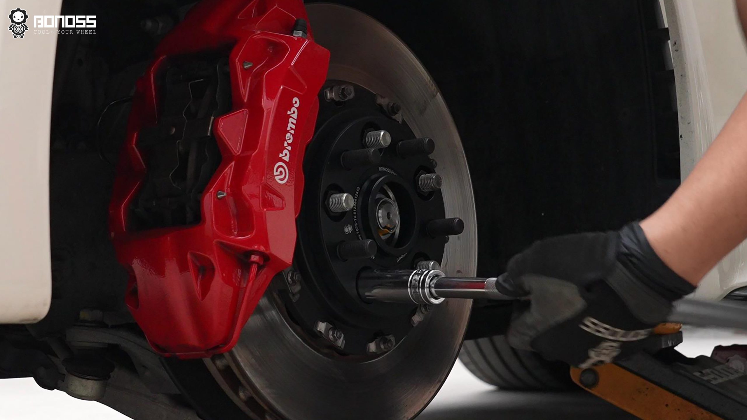 torquing-bonoss-wheel-spacer-fl5-hub Torquing BONOSS 15mm wheel spacer to 140 Nm on 2023 Civic Type R hub