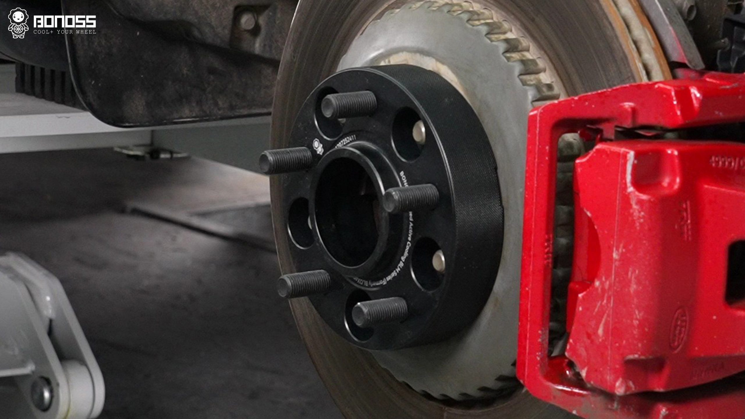 defender-35mm-spacers-5×120-72-5mm-mounted-on-rear-axle-hub Installed aluminum disc on the brake hub demonstrates Defender 35mm spacers 5x120 72.5mm in mounted position.