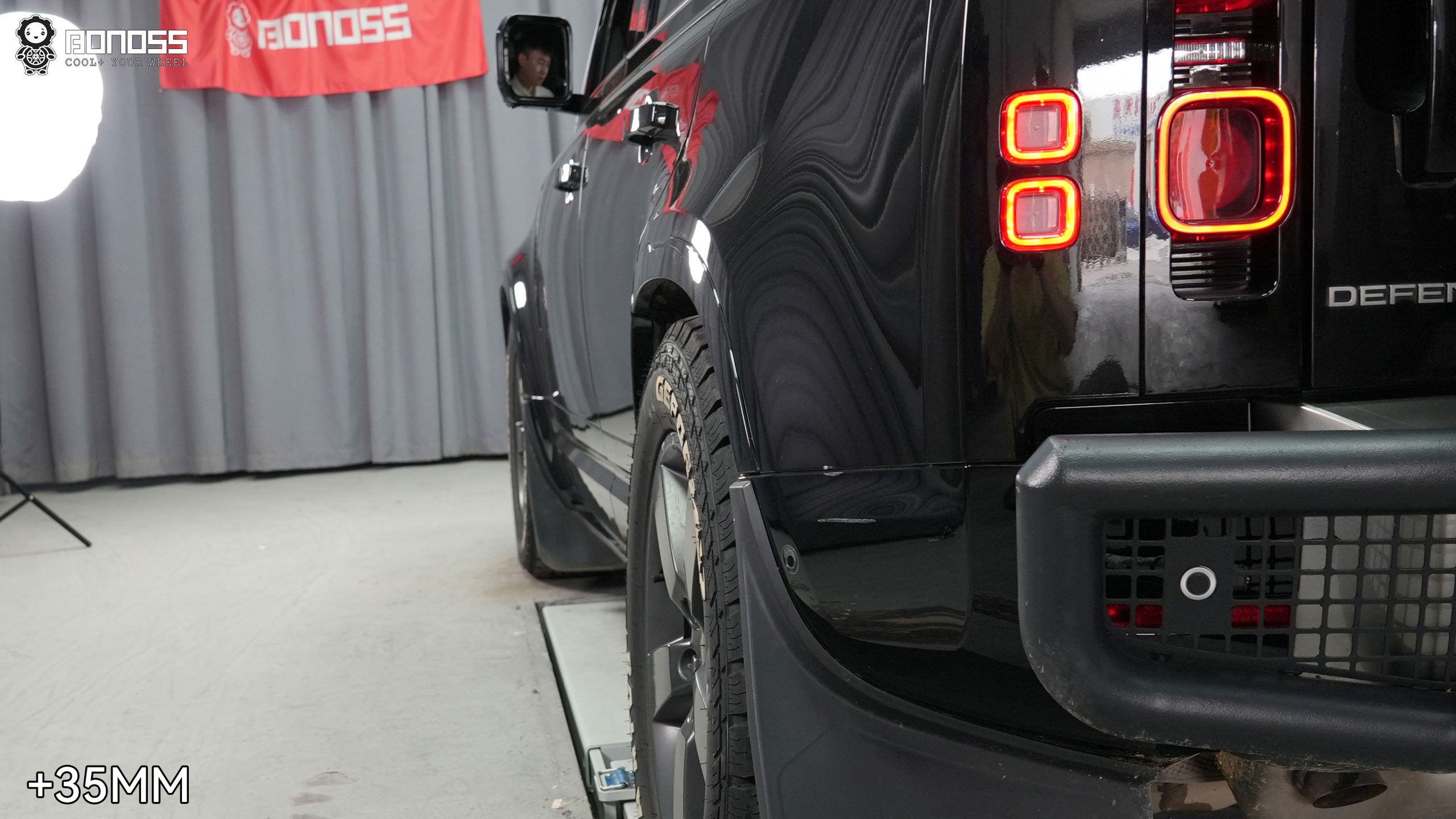 defender-l663-hubcentric-wheel-spacers-left-rear-after-flush-fitment Rear wheel fills the arch evenly after mounting Defender L663 hubcentric wheel spacers on the driver side of the vehicle.