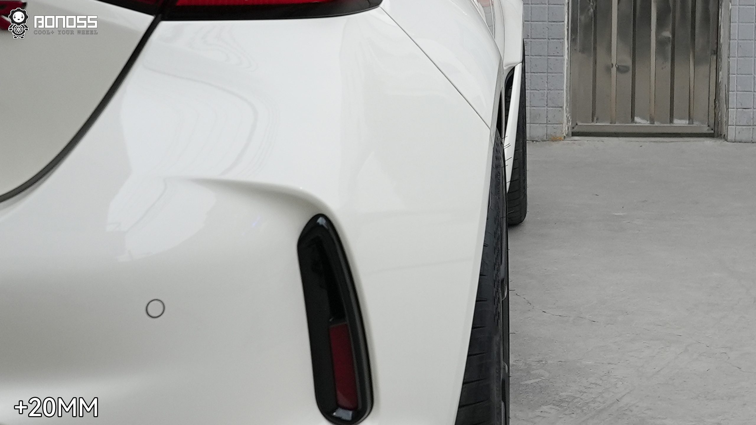 honda-civic-type-r-right-rear-wheel-after-20mm-spacers Right rear wheel of a Honda Civic Type R with 20mm spacers creating a flush fender fitment.