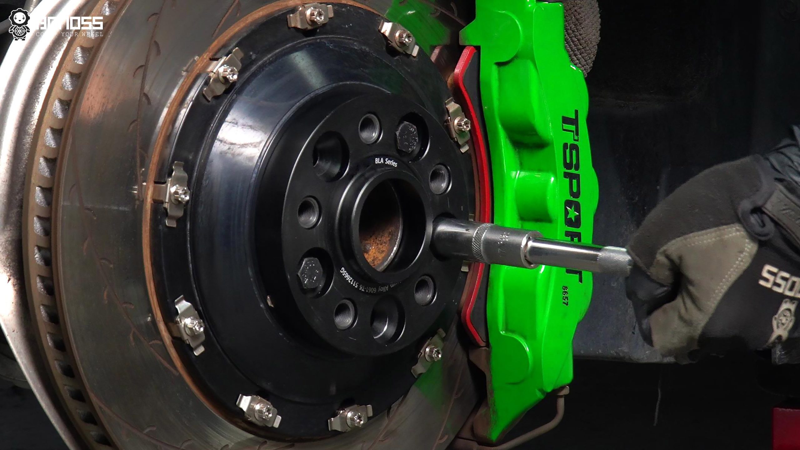 range-rover-sport-bonoss-bla-wheel-spacers-torque-wrench-installation Torquing BONOSS BLA bolt-on Range Rover Sport wheel spacers to 140 Nm with a torque wrench