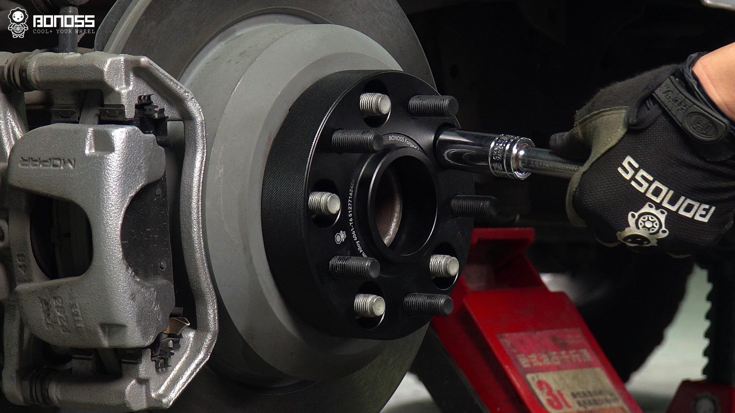 torque-wrench-tightens-bonoss-spacer-on-2021-jeep-wrangler Wrench tightening the spacer mounting hardware on a Wrangler JL Rubicon hub to the recommended torque value during installation.